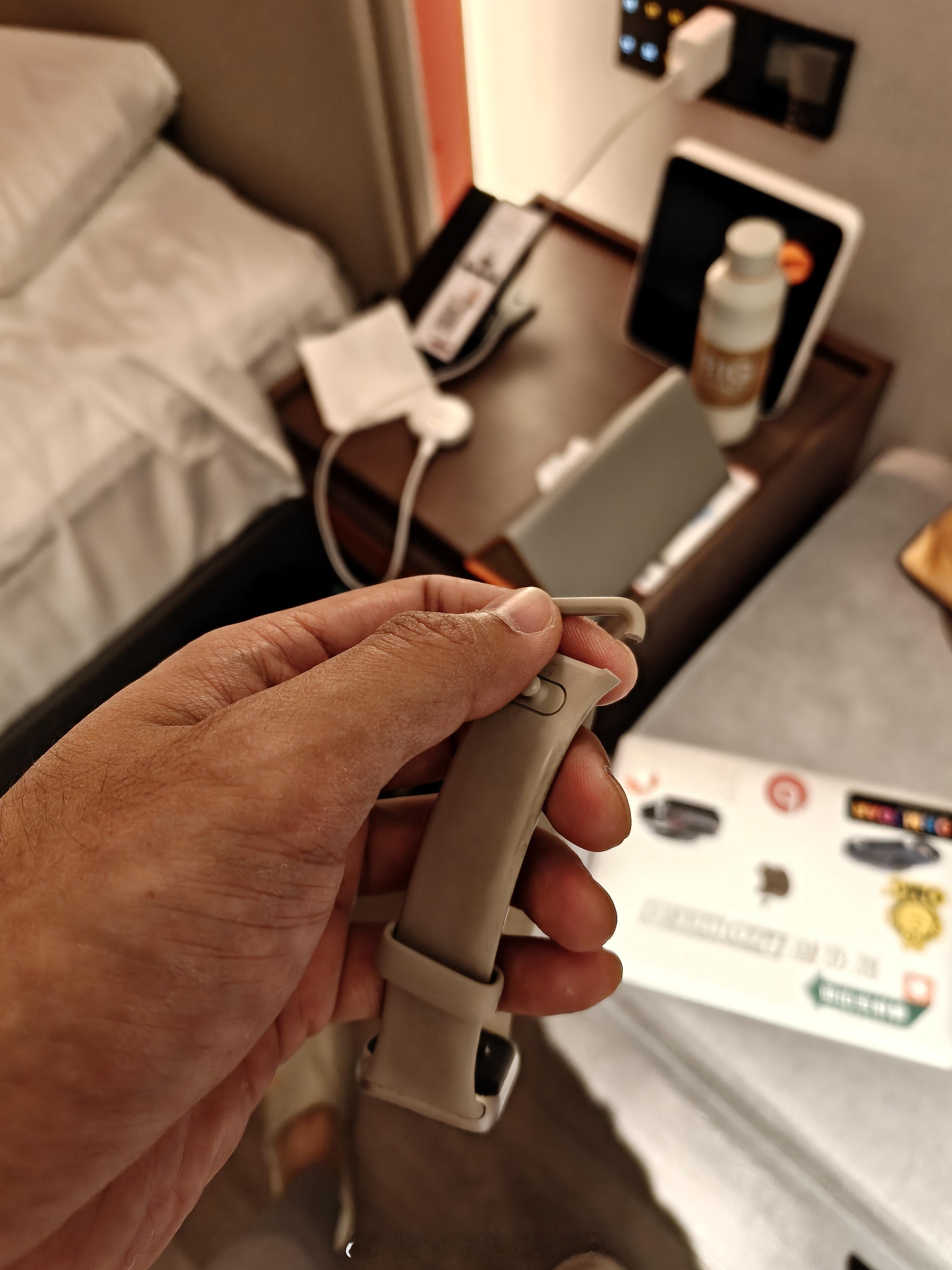 冻爆装备了，还好在酒店就发现了不然冰天雪地一会捡不回来了 