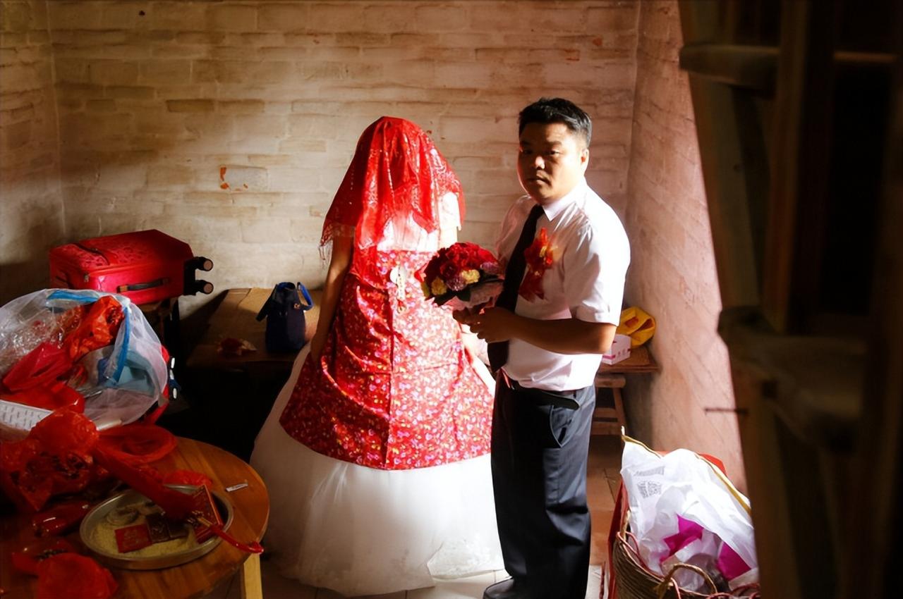 广东剩男终脱单！特殊颜值龅牙新娘成婚宴明星，亲友赞：绝配！
这个故事发生在广东的