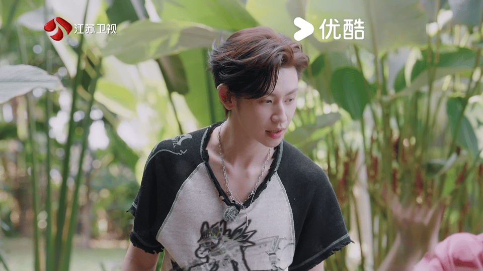 小鬼手势舞整张脸都在用力 小鬼跳手势舞的时候那个表情太有戏了，整张脸都在用力。喊