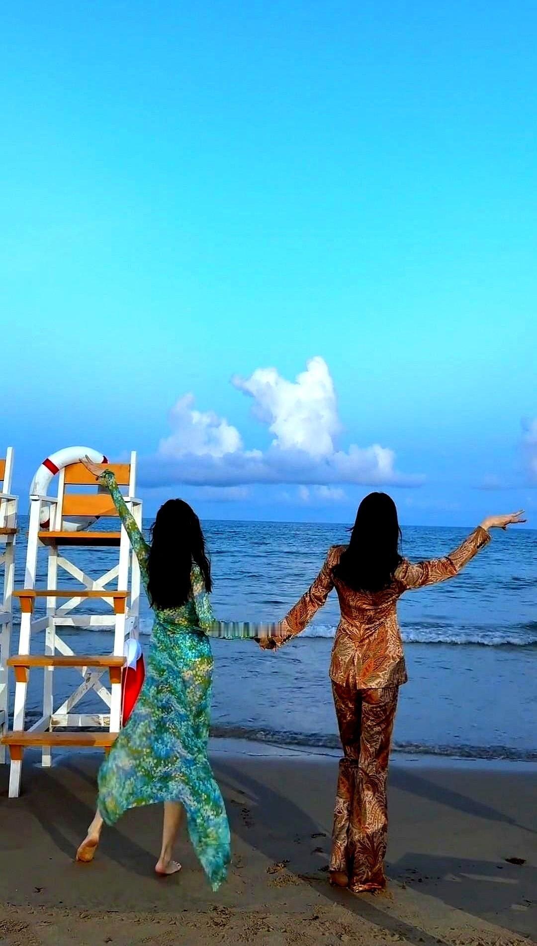 刷到宋佳和钟楚曦在三亚那几张照片，我手里的奶茶突然就不香了。

那身材哪是瘦啊？