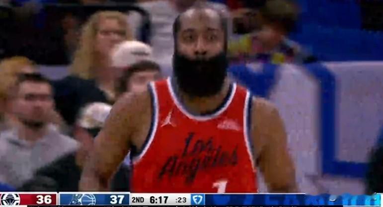 哈登半场24分，哈登一个人砍了球队的一半得分！快船49比61落后12分！
半场快