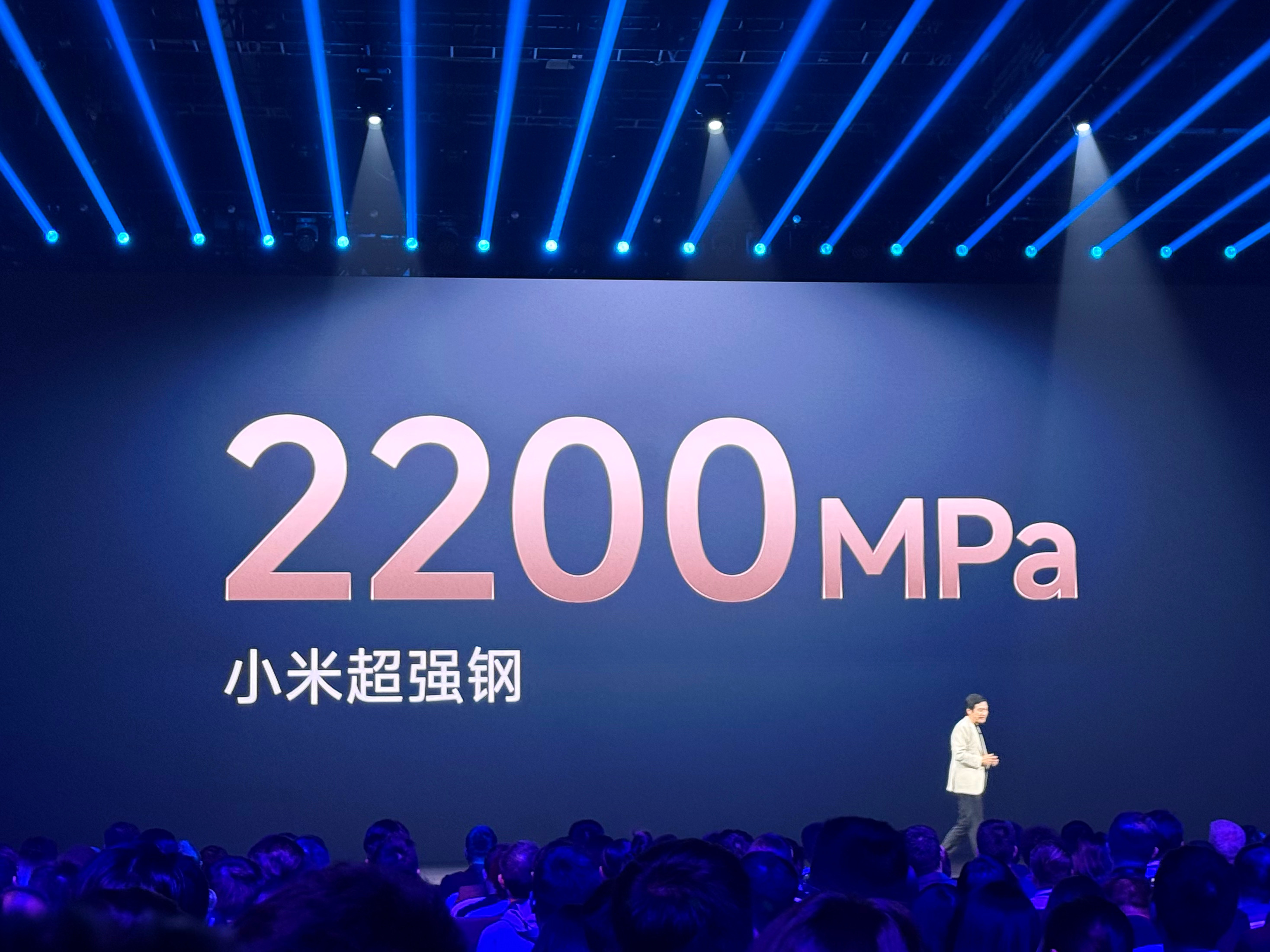 内嵌式防滚架，坚固，可靠！内嵌2200MPa 小米超强钢热气胀管，A 柱承载能力