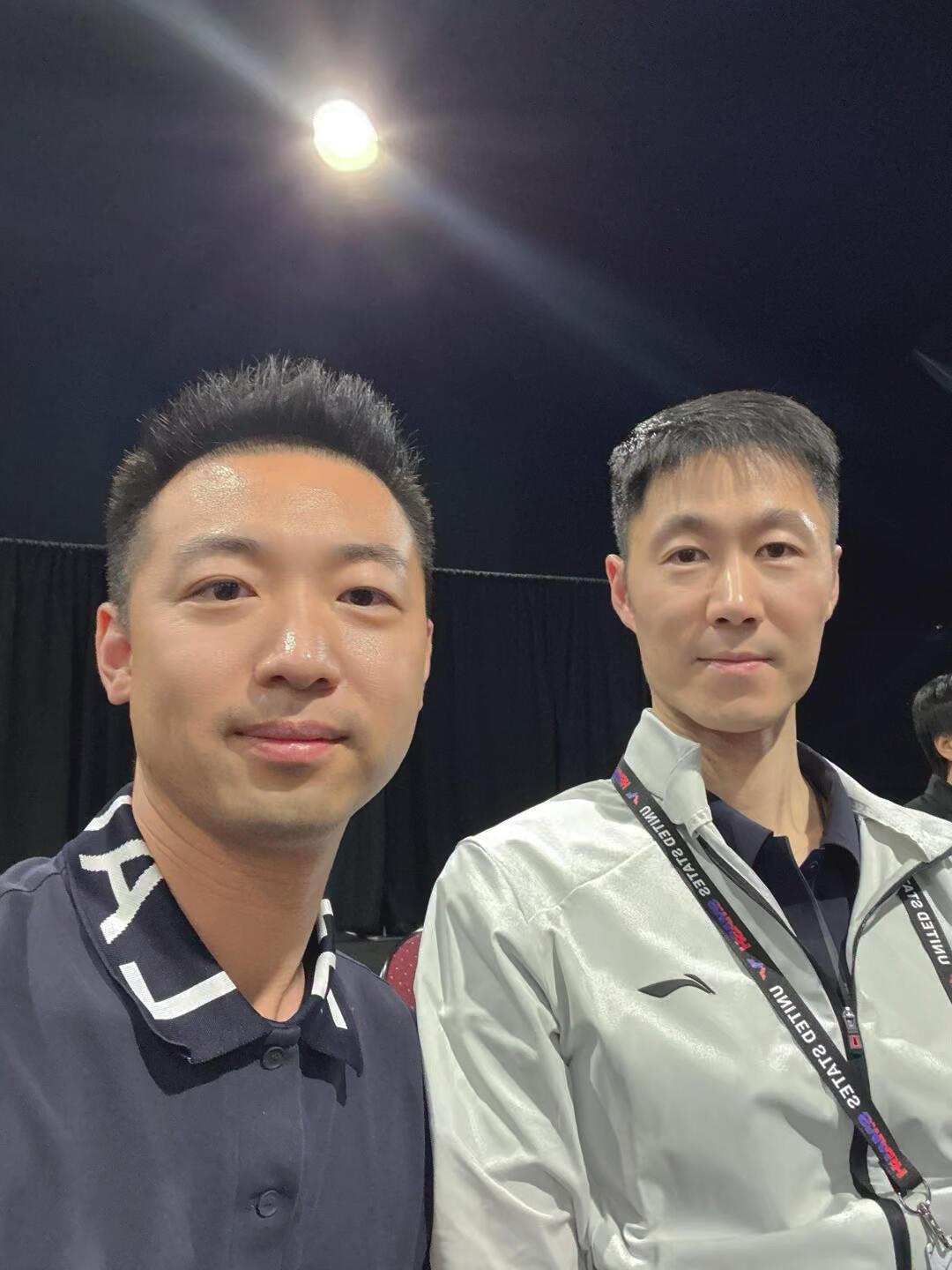 王励勤和队友看大曼比赛，王主席容光焕发，整个精气神很好，干干净净，简单干练，看荆