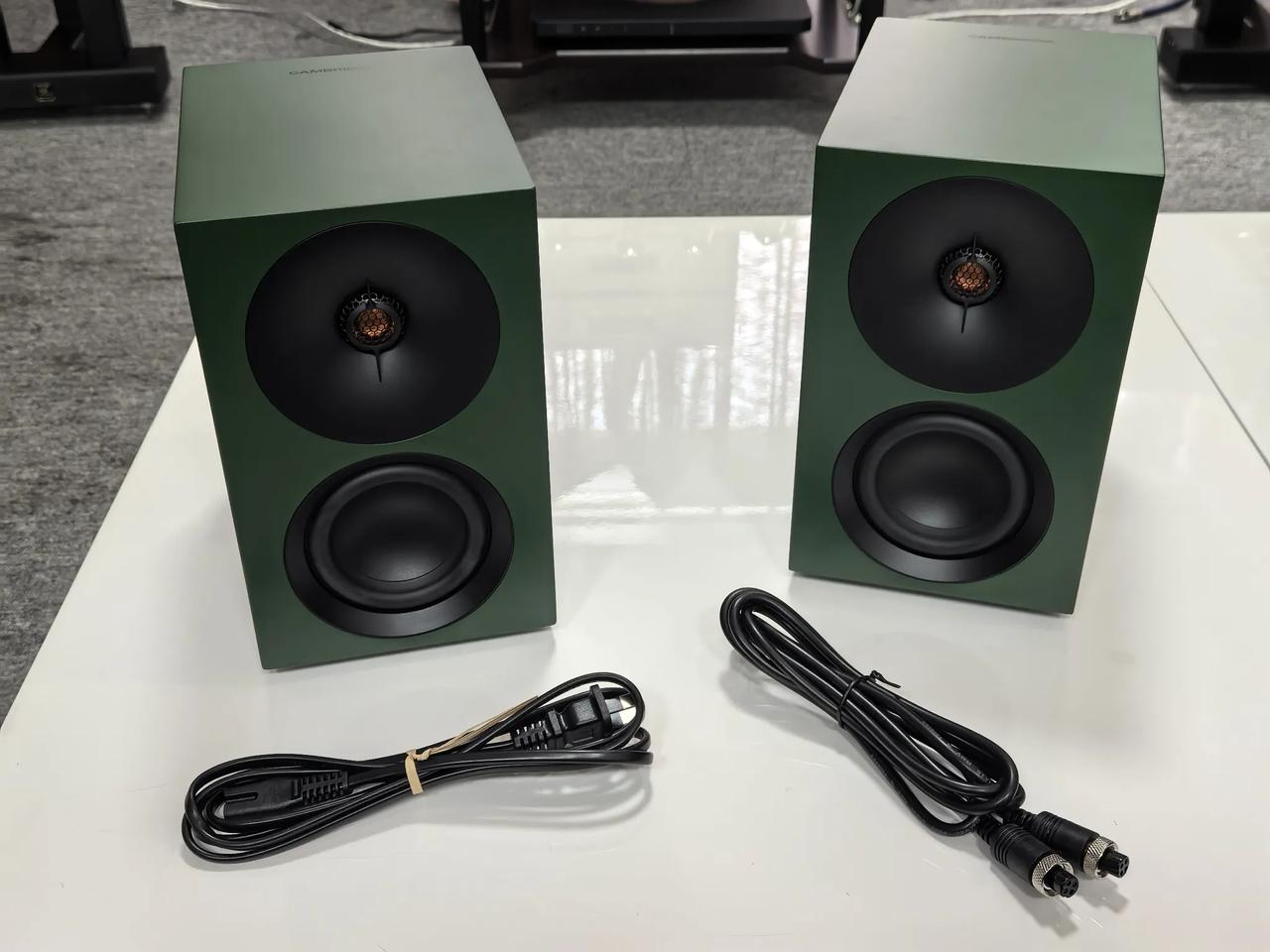上次把玩了英国剑桥的有源音箱新品LR X，那个固然很好，但价格要一万九了，如果觉