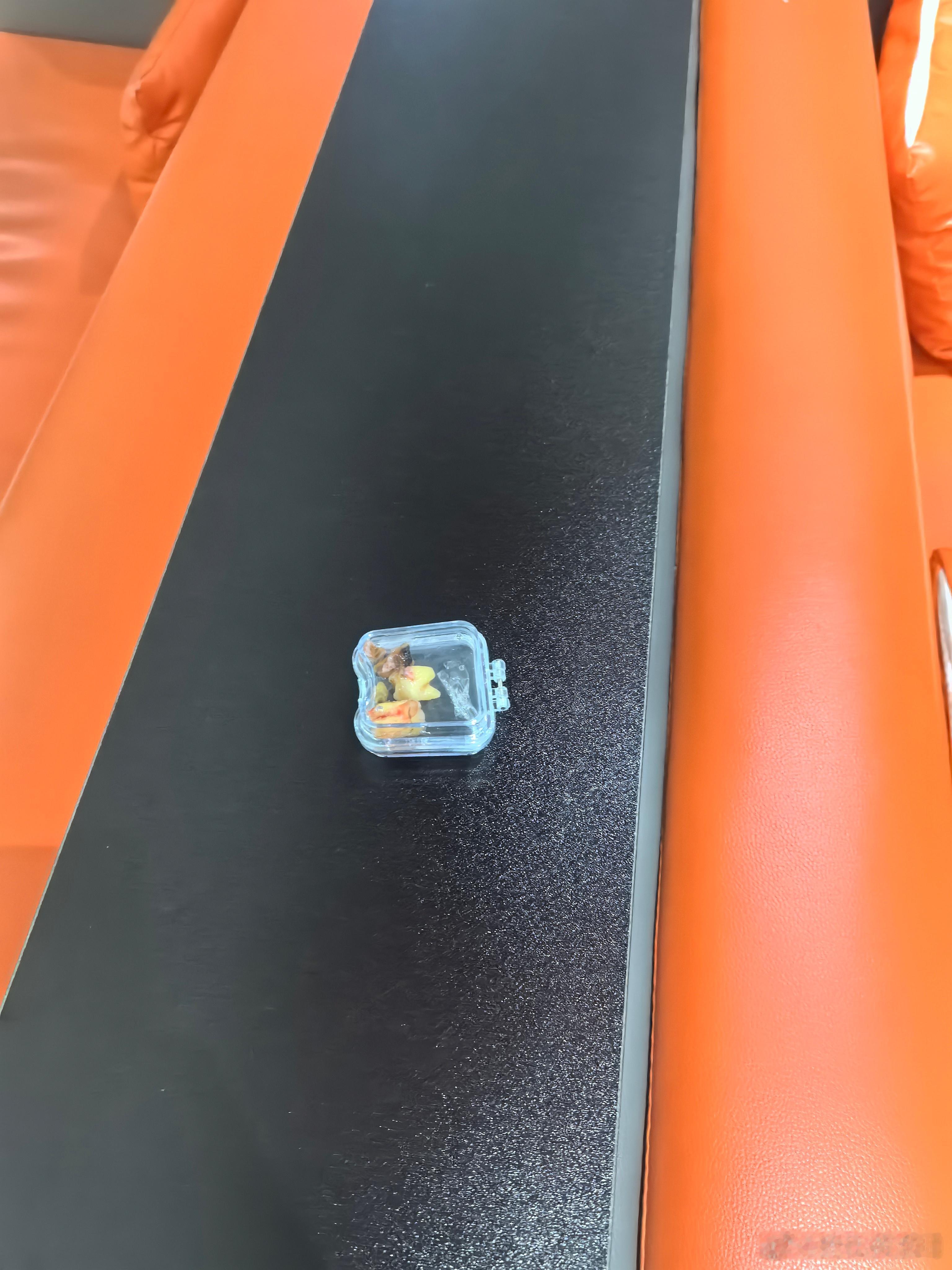 一次拔了三颗牙，明天又要开始一周的出差，太紧迫了，时刻保持奋斗的节奏，才能给大家