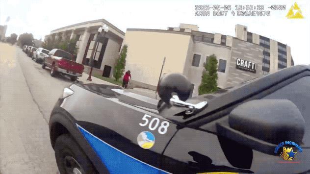 自由美利坚斩杀每一天：黑人当着警察面5枪处决女友，然后被警察当街击毙！美国伊利诺