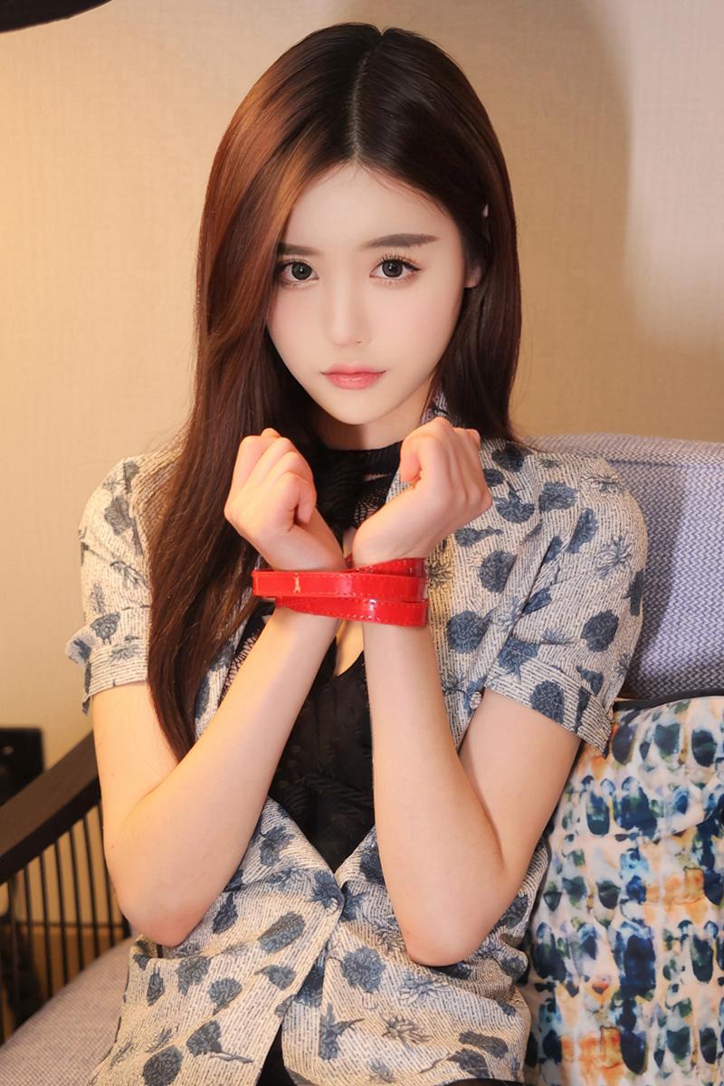 丝袜可是女性时尚界的经典单品，不同人看法不同。多数男生觉得女生穿丝袜充满魅力与诱