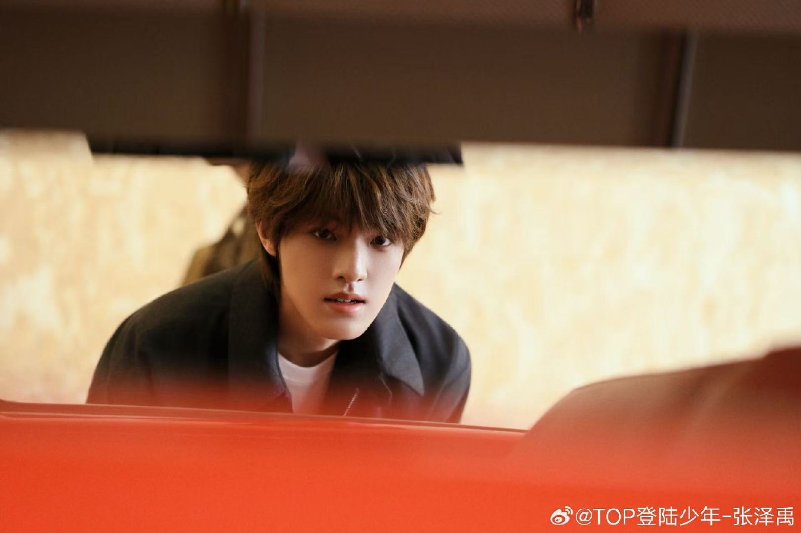 张泽禹展厅随拍张泽禹米兰随拍 张泽禹米兰随拍，穿行展厅之间 