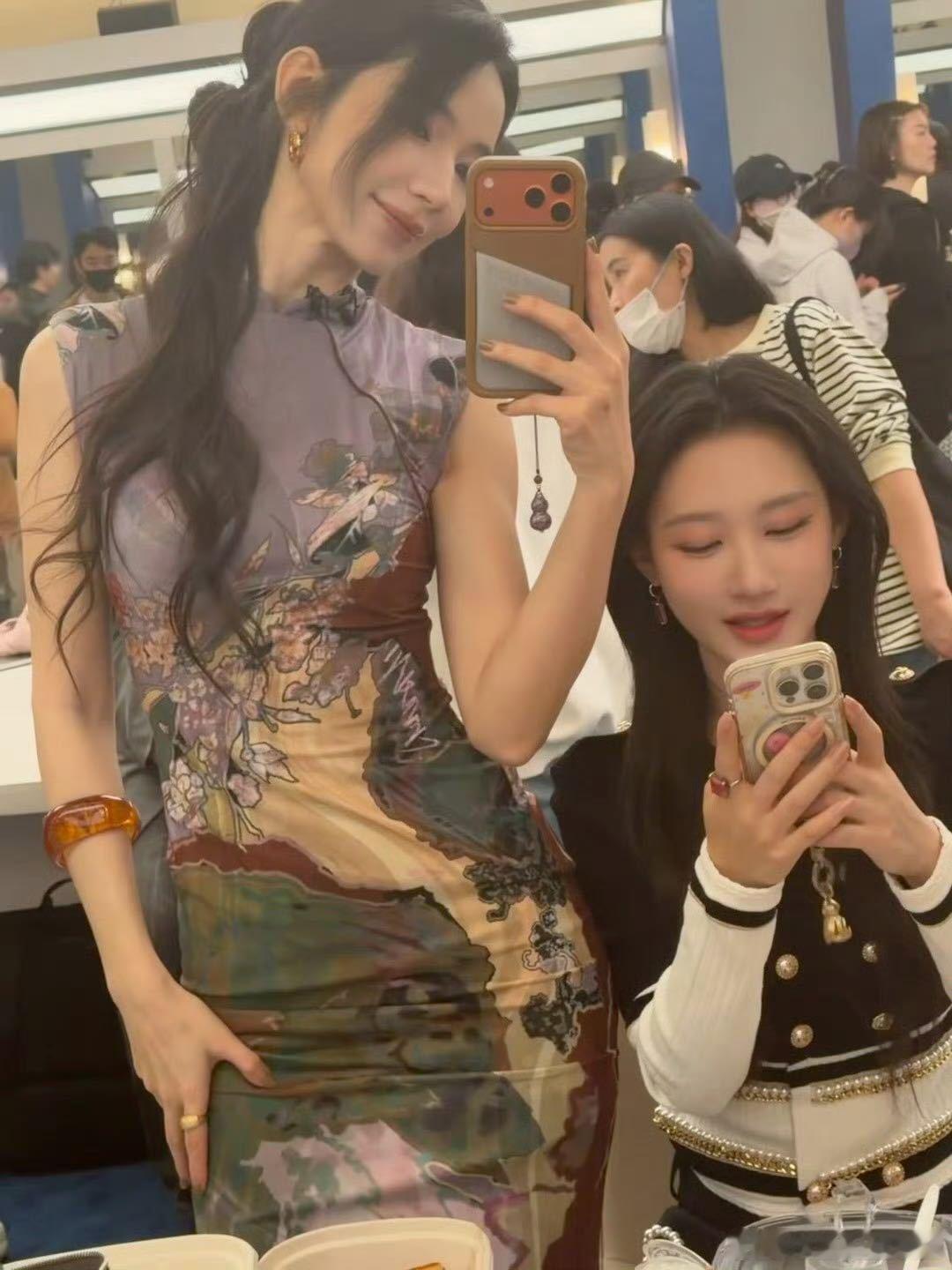 何宣林代斯对镜拍何宣林发了和代斯的搂肩照 姐姐们感情真的好好！代斯不仅晒了小组合