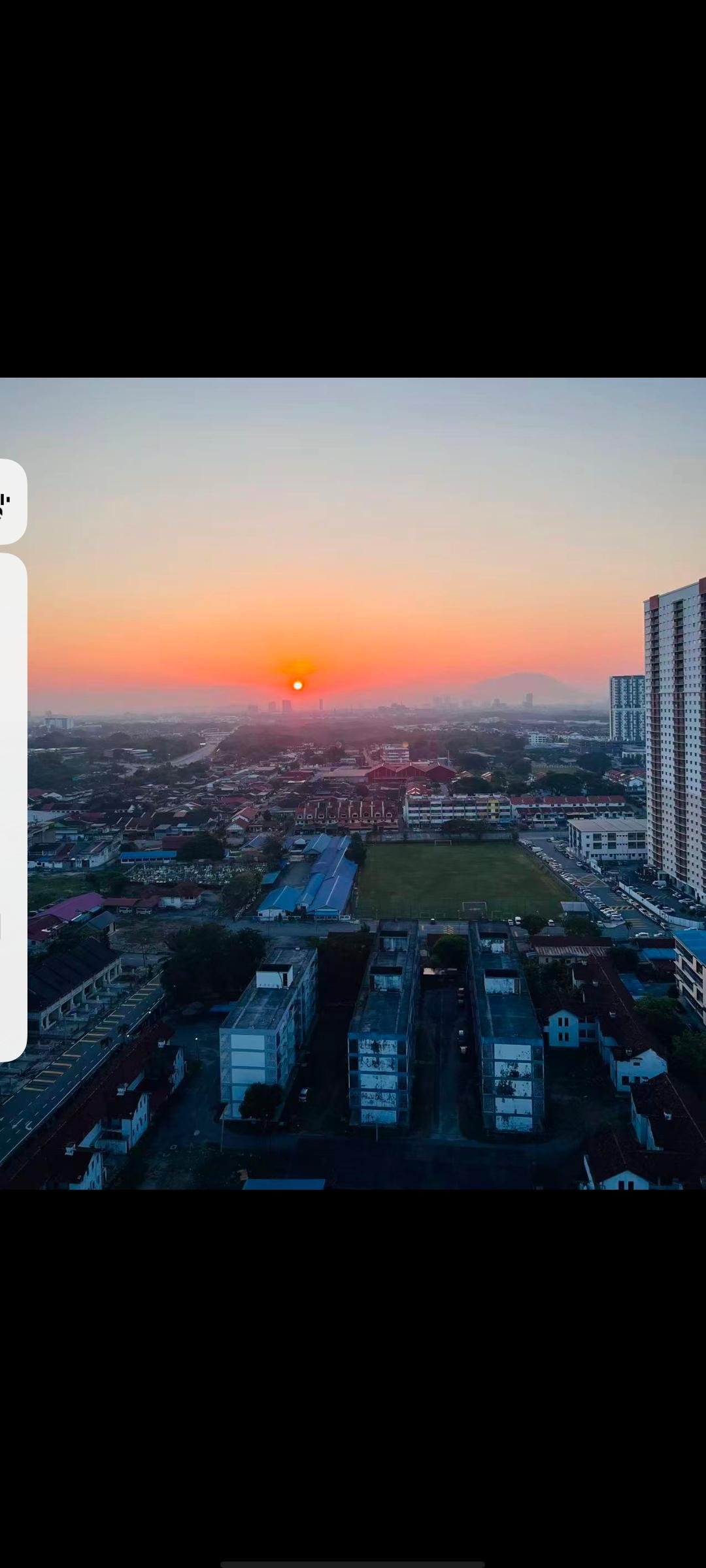 现在手机不敢多看，手术这个眼睛看手机花看不清，就得是用没手术的眼睛看。
    