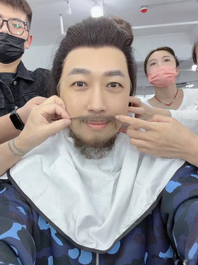 这是谁的老公公？现在演宦官都能粘胡子了。于正金吾不禁试妆 ​​​