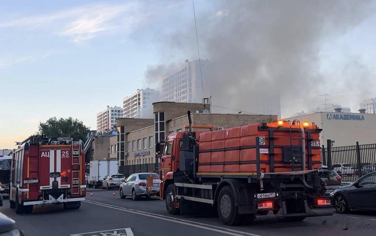 塔斯社：莫斯科遭遇两年最大规模乌军无人机突袭
 
英媒解读：乌方纵深打击意在施压