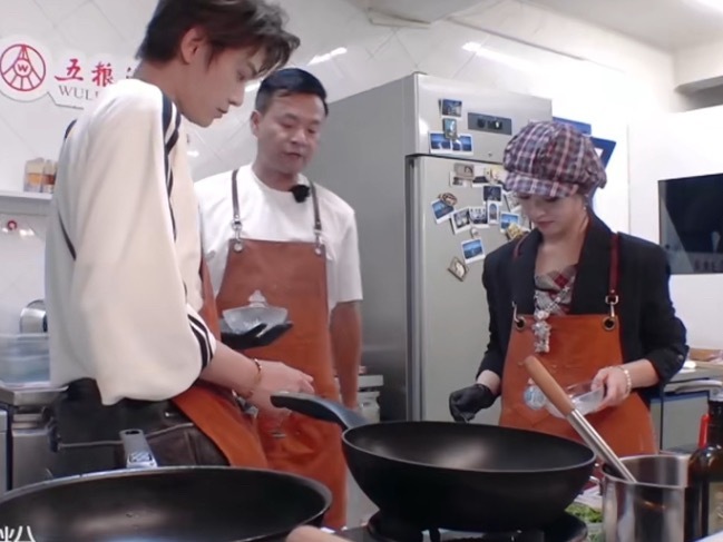 沈月下厨演我我炒菜就沈月这样，这个小炒黄牛肉的所有动线都是我能干出来的hhhhh