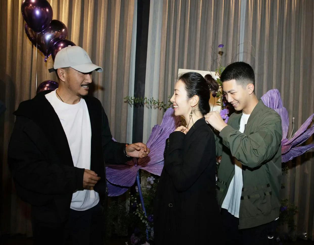 胡军为老婆庆生，康康给妈妈戴项链，女儿送花，一家子好幸福！[得意][得意]#明星