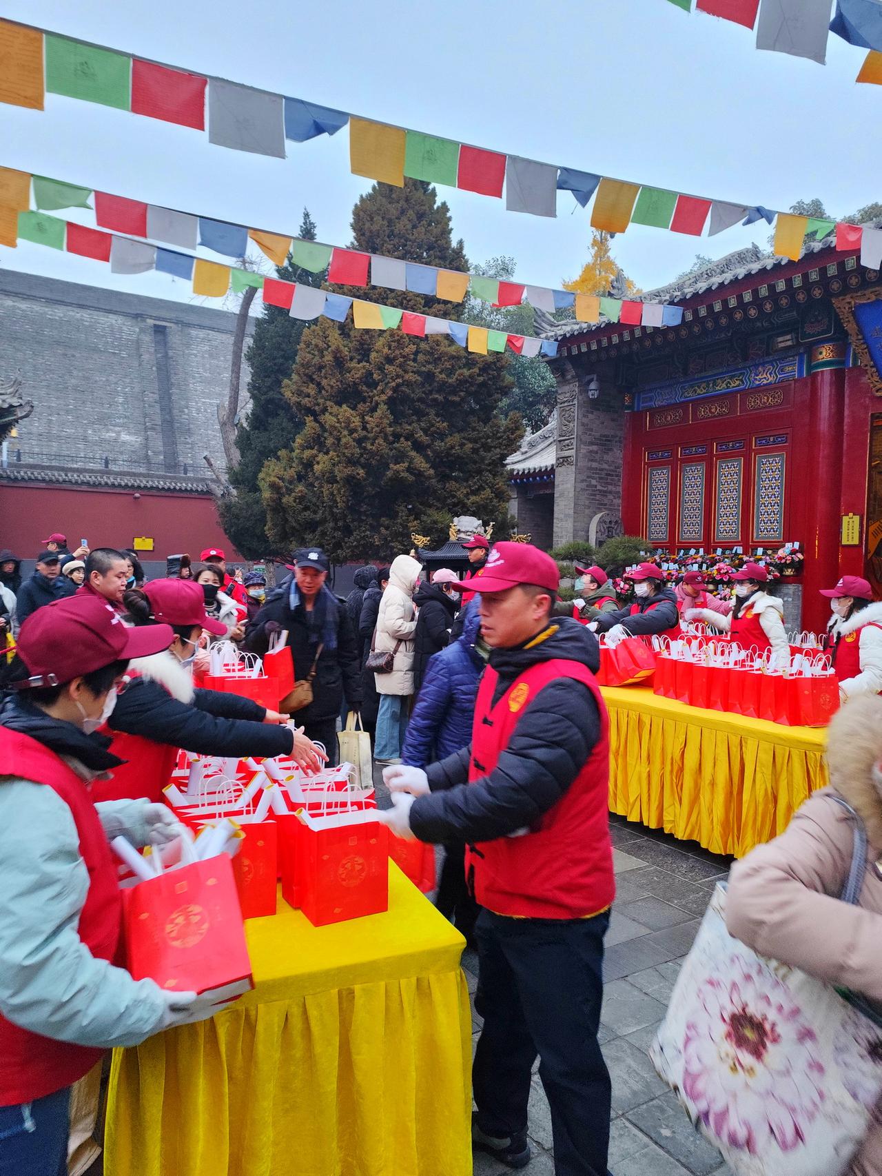 今年腊八节施粥的地方有很多，你喝上腊八粥了吗？每年腊八，西安有许多寺庙和公益机构