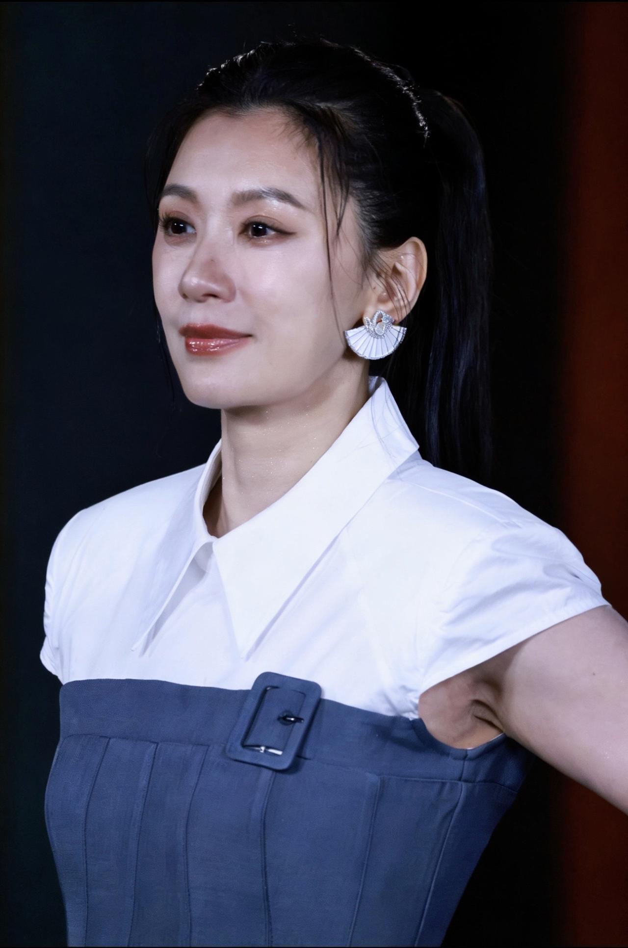 贾静雯，好干净的一张脸！贾静雯 明星穿搭 腋下管理 女星穿搭