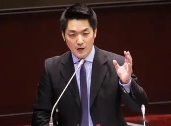 重磅！台风季节来临，台北市政府提前修剪道路两旁的树木以防范倒伏风险，这件关系民生
