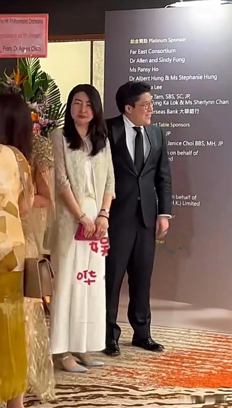 #爱与不爱,都在细节里,爱是什么?#霍启刚这无处安放的小手虽然这俩不是最帅最美的