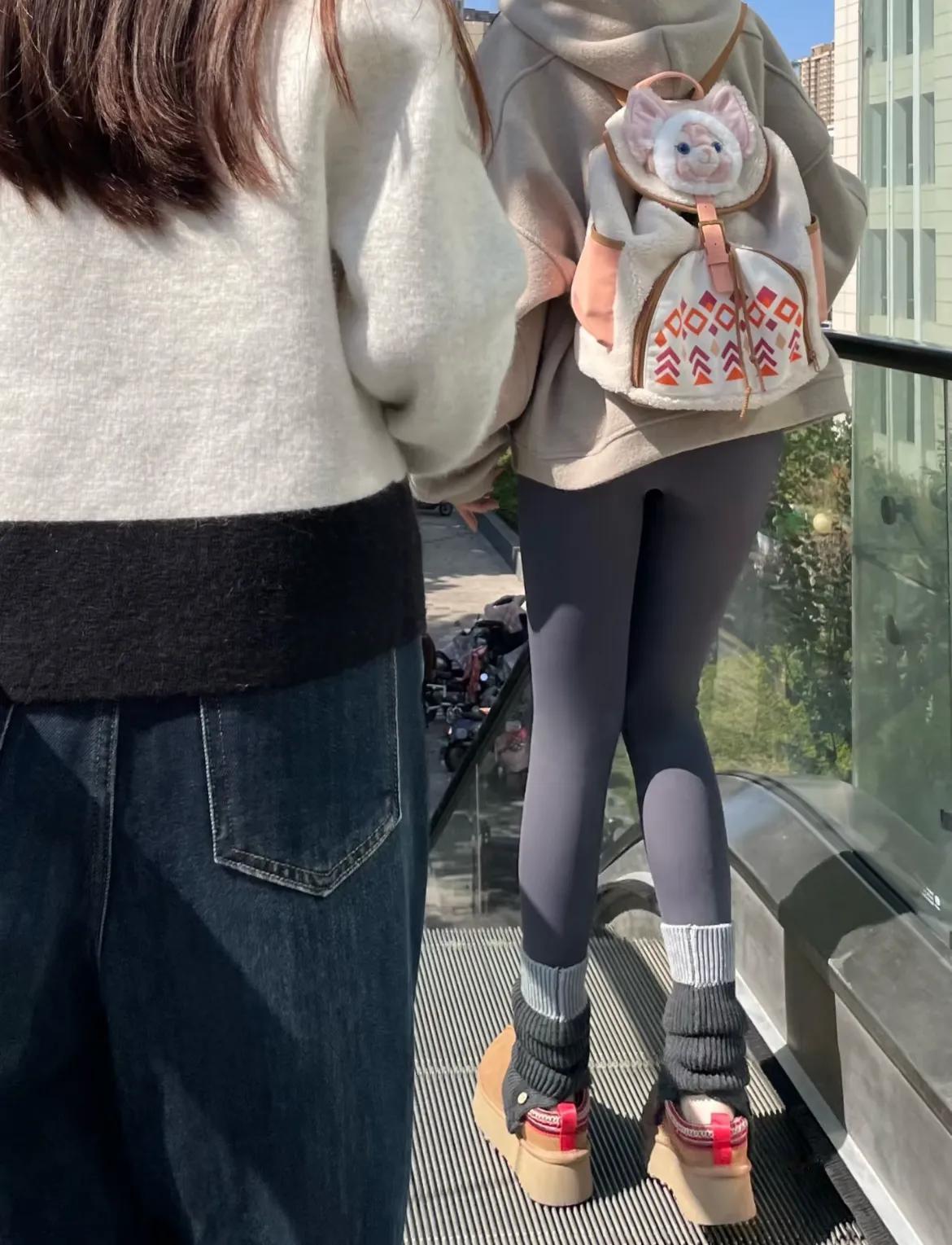天桥看到的鲨鱼裤 要不要跟她说…………

鲨鱼裤的潮流之风似乎终于吹拂到了我的世