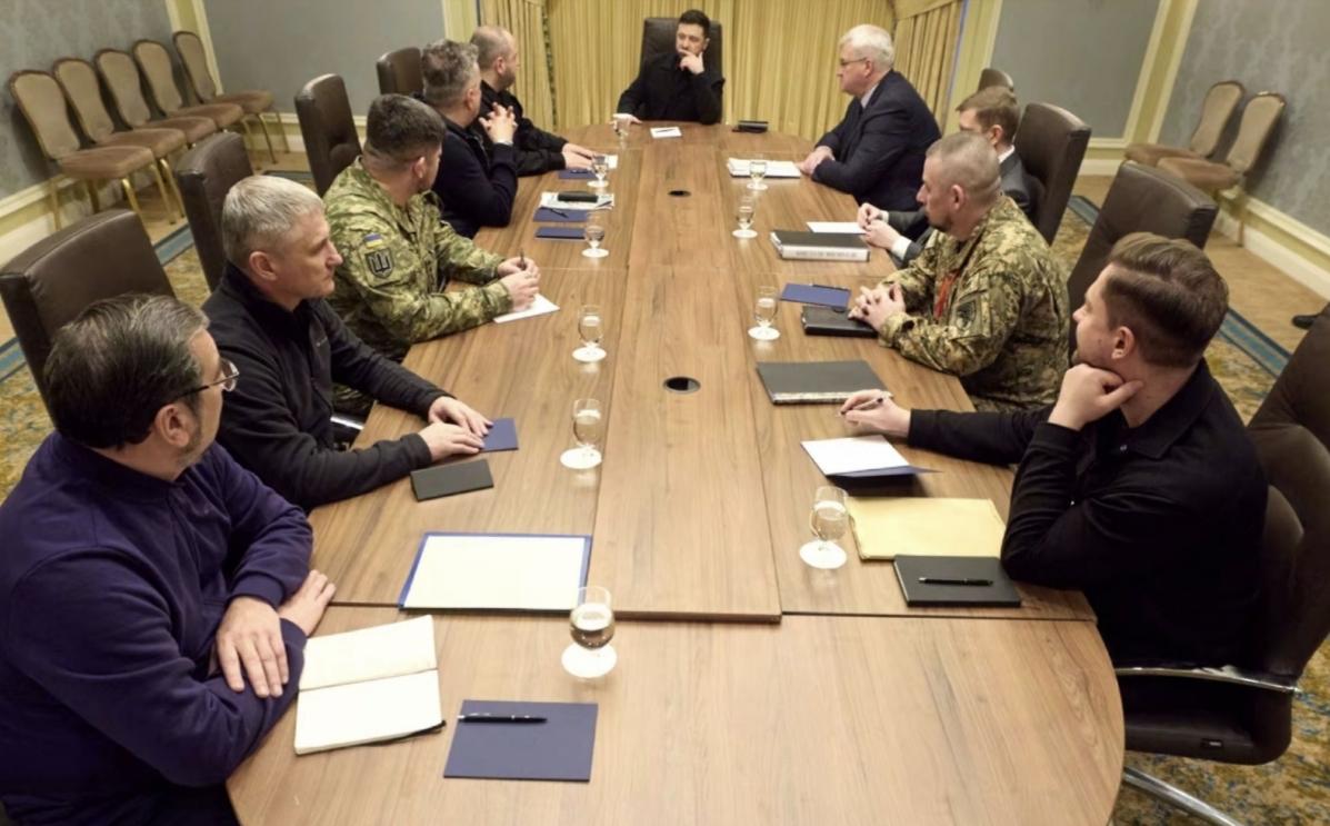 当前（2025年12月）泽连斯基政权面临多重危机，存续时间或已进入倒计时。
国际