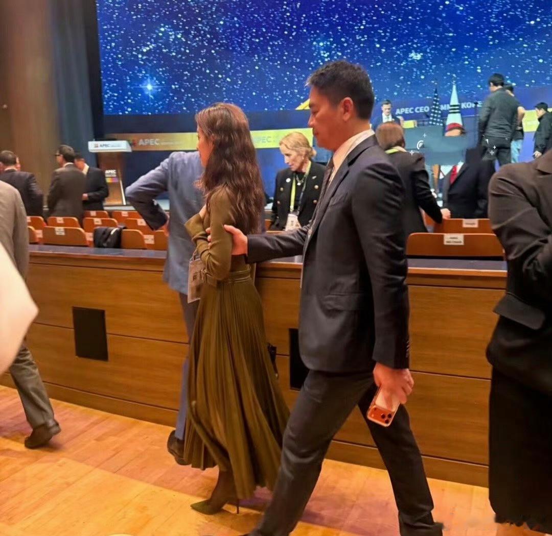 刘强东和章泽天出门看老婆看得好紧，握着章泽天的手臂，步伐跟的很紧，这是生怕老婆走