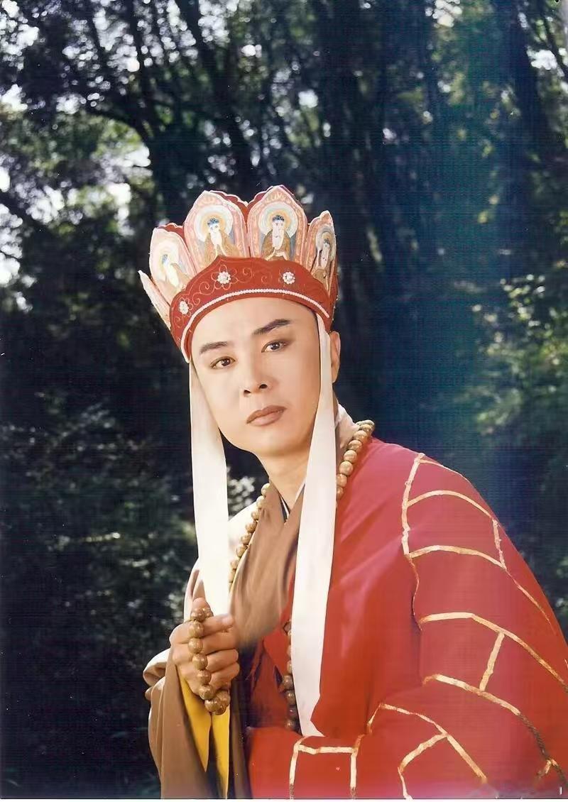 才发现西游记唐僧穿的是衬衫杨洁：谁穿上这衣服谁就是唐僧。我：换了三个人演我硬是没