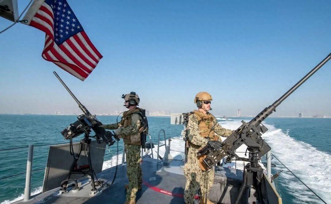 因为海峡被封，美国摇人，要拉人扩大中东军事行动，那为什么海峡被封锁呢？因为美以的