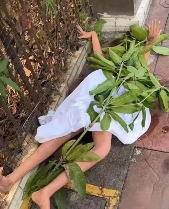 惊呆！妻子遗弃丈夫，保安竟偷窥隐私部位！恐怖至极！妻子无情地离弃丈夫，猛地发现保