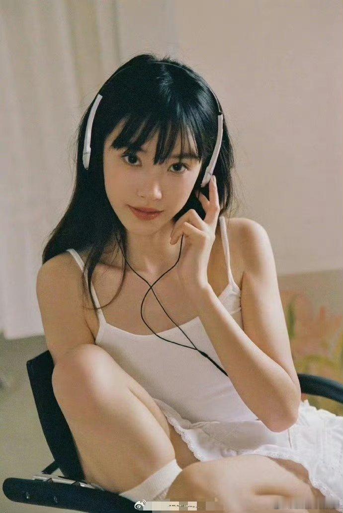 半藏森林拥有令人羡慕的巴掌脸型，其精致美感令人赞叹不已。  