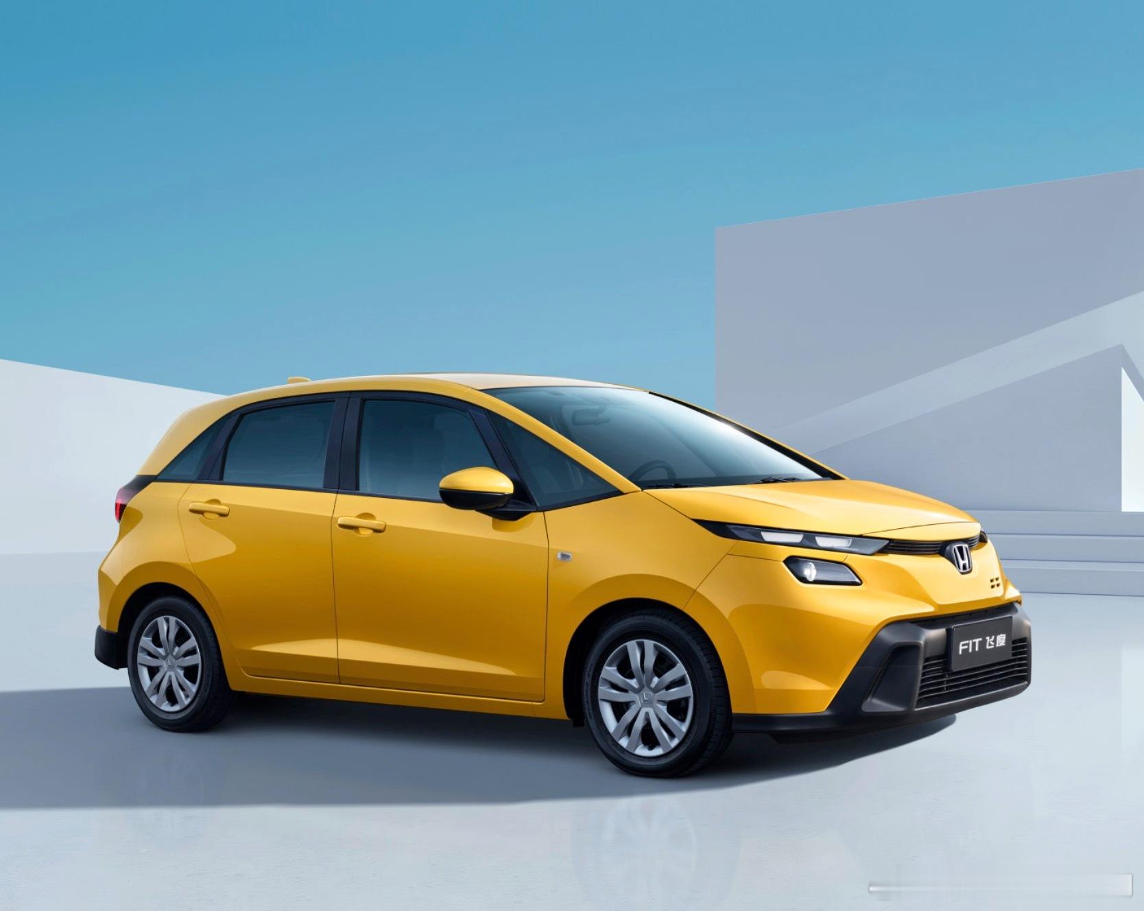 对新款飞度挺感兴趣的！但是 据说现在排队都买不到了。。。。汽场全开日常分享新飞度