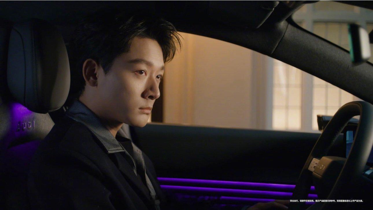 让张晚意心动的搭档终于出现  贴身赶戏搭子上线！颜值在线还自带科技感，星钻光幕尽