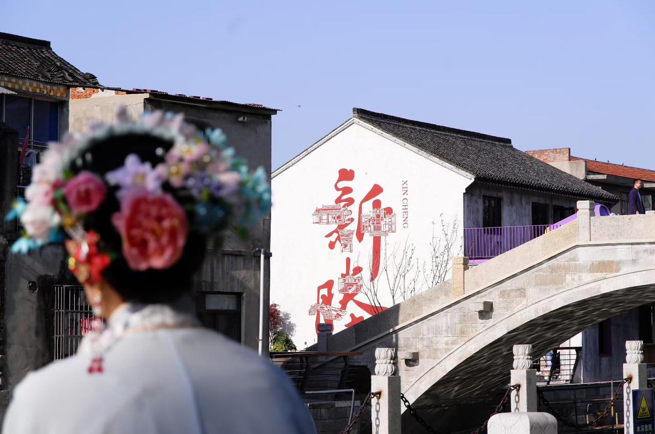 晒晒你镜头里的嘉兴从嘉兴蚕房的双宫茧里，长出这朵“蚕花”——选厚密的茧壳剪瓣、缠