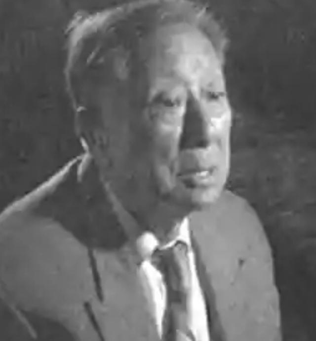 1942年，一名伪军师长派人送给粟裕一把伞，粟裕疑惑地打开伞一看，里面竟藏了一张