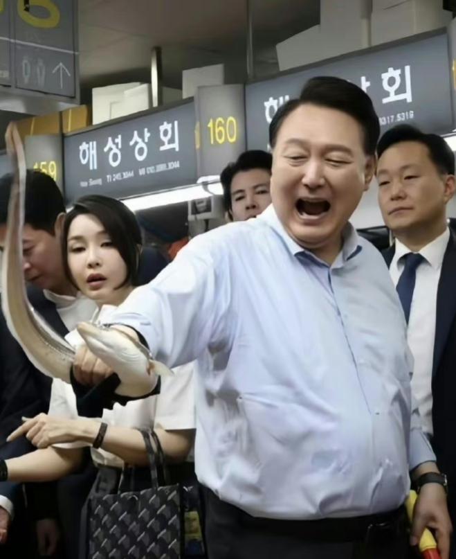 韩国害怕核污水，
从金建希惊慌失措的小脸上就可以看出来了，更不用说韩国民众的大游