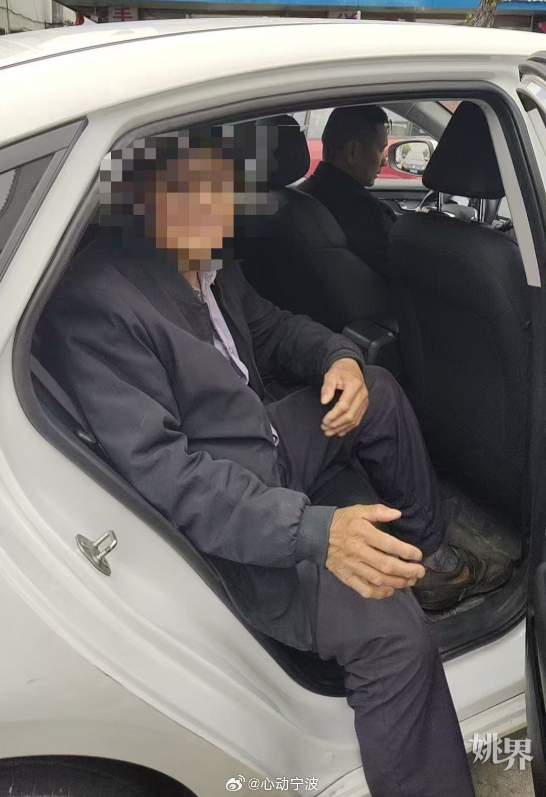 余姚网格员暖心相助迷路老人平安回家 4月14日下午，余姚马渚镇金马社区网格员李周