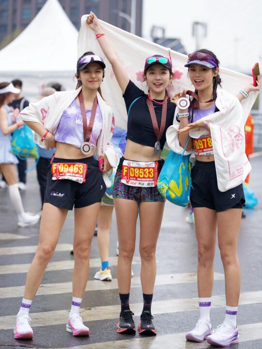 她们有自己的节奏，仿佛时间都在跟着她们走