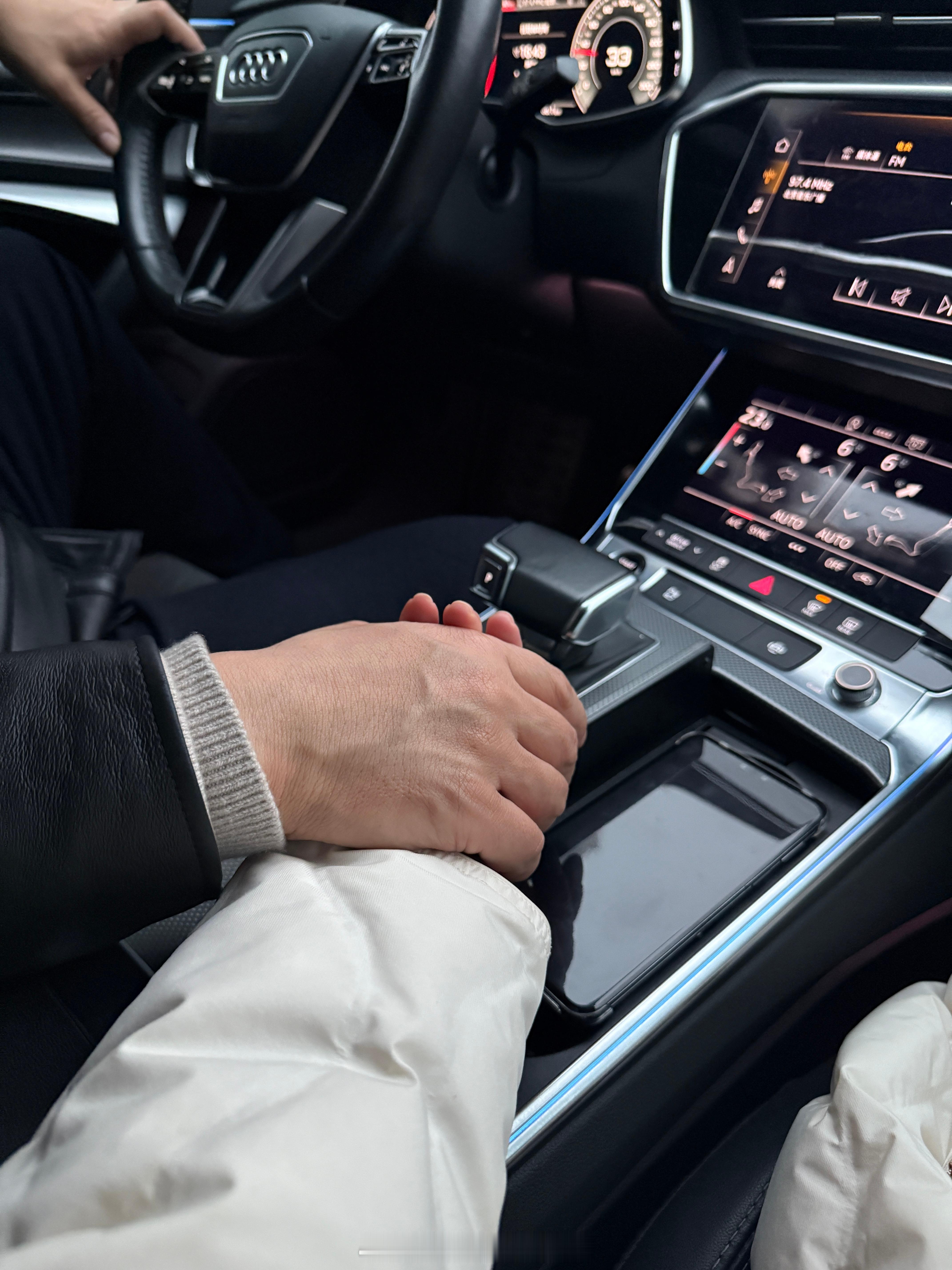 ：下雪了，好开心啊：为什么开心啊：因为初雪和老公在一起啊，好浪漫