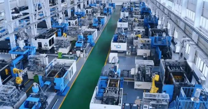 全球制造业份额31.6%，超过美日德三国总和。500多种主要工业品产量中，220
