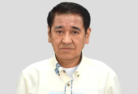 冲绳政坛扔下一颗重磅炸弹！74 岁的琉球王室后裔屋良朝助宣布参选县知事，一出手就