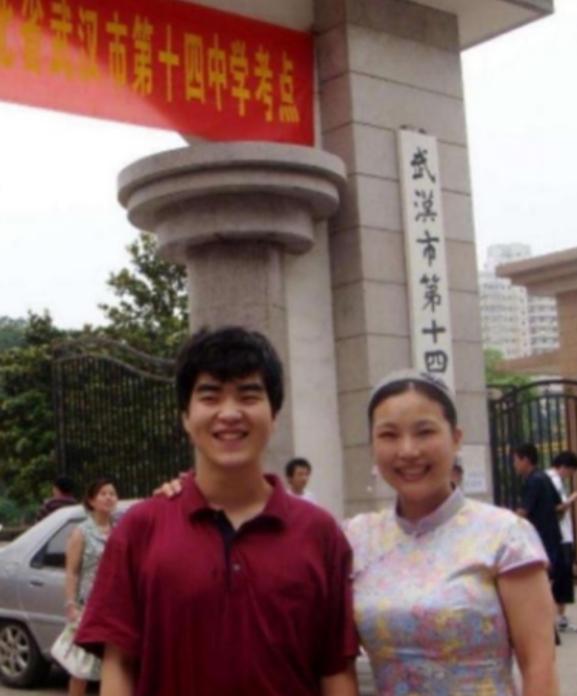 1988年，武汉女教师在医院生下一个小男孩。谁知，丈夫突然在她耳边说，老婆，把氧