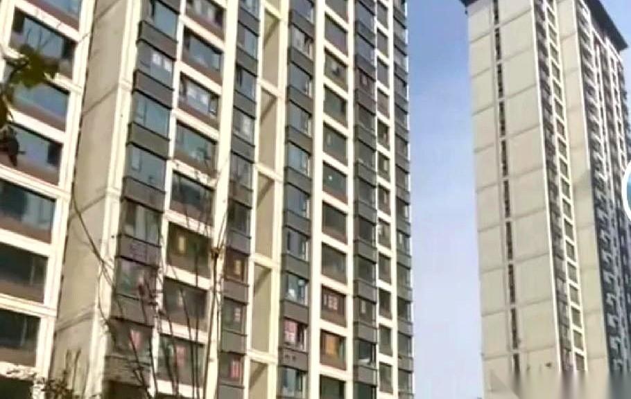 房子还没住热乎呢，账面上先亏了好几十个W。
西安楼市，这次是真不装了，直接把底裤