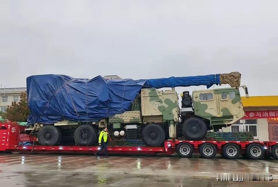 图1是网上近日流出的图片，和我们平时见到的181式155毫米卡车炮有些像，但炮管