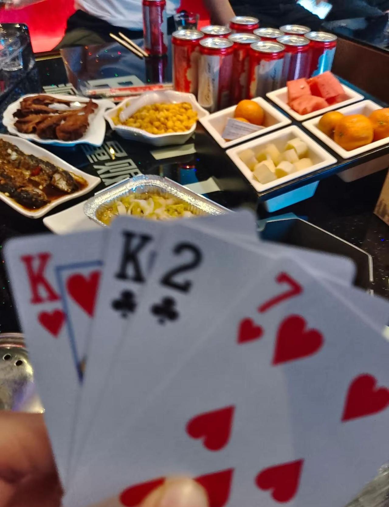 偶尔的放松不是放纵，但是一定要开心，不为别的，是为了自己在这个疲惫的生活里寻找一