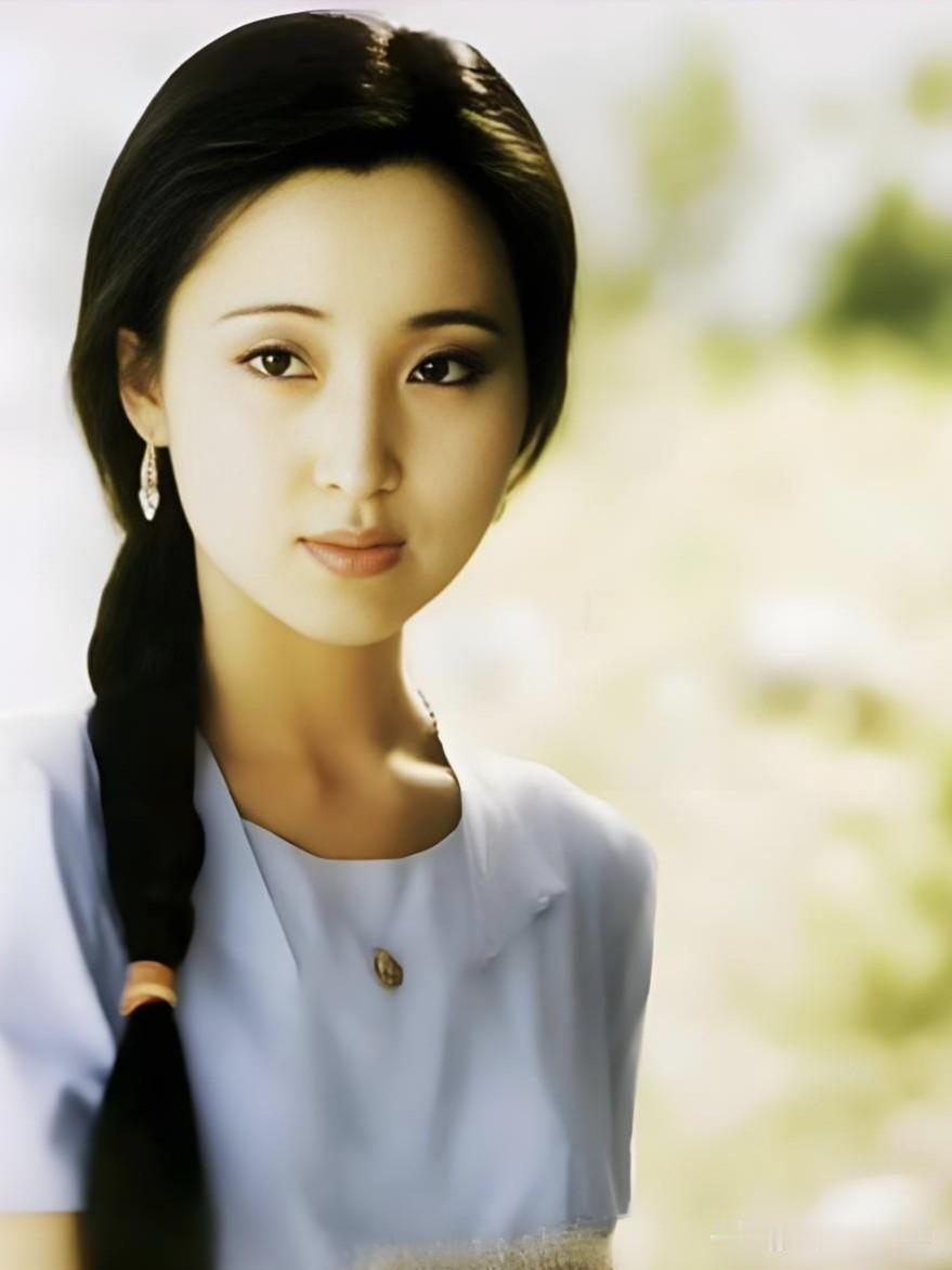 陈晓旭，永远的"林妹妹"，一颦一笑皆是古典诗意。她将林黛玉演成永恒经典，眉间三分