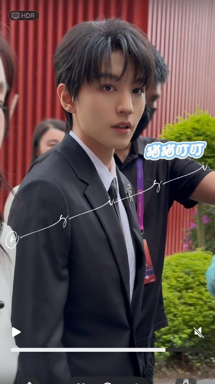 王俊凯满25减10 王俊凯生日会现场照片释出，与粉丝互动时的笑容依然纯真灿烂。看