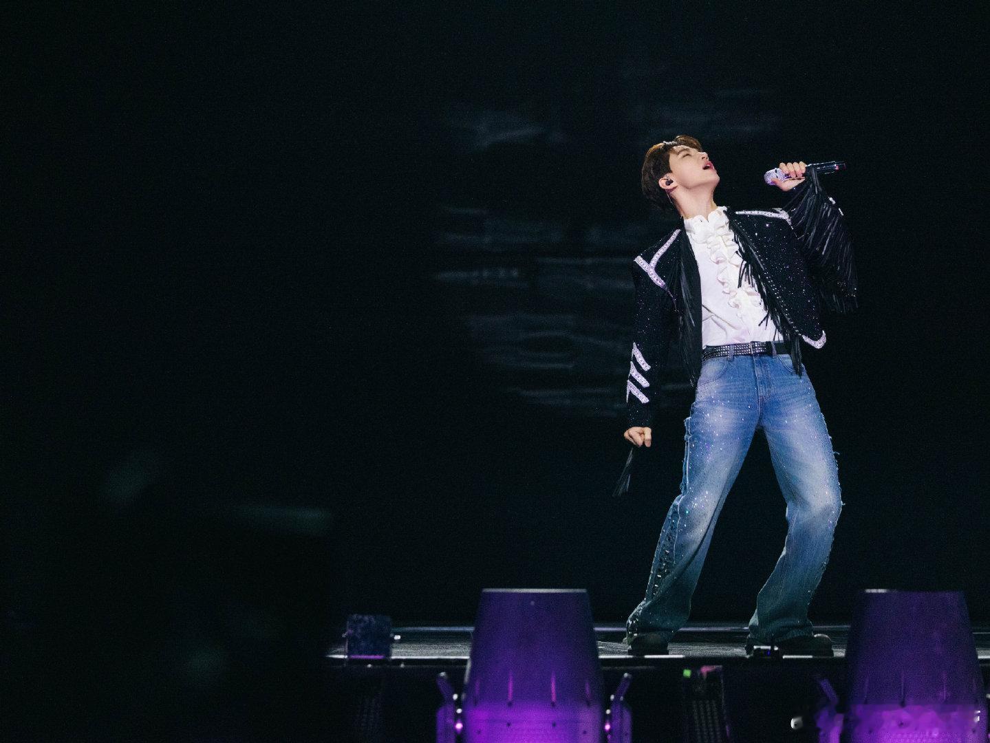 Henry王子礼谢幕 Henry王子礼谢幕太鲨我！逆光勾勒完美轮廓，话筒小提琴见