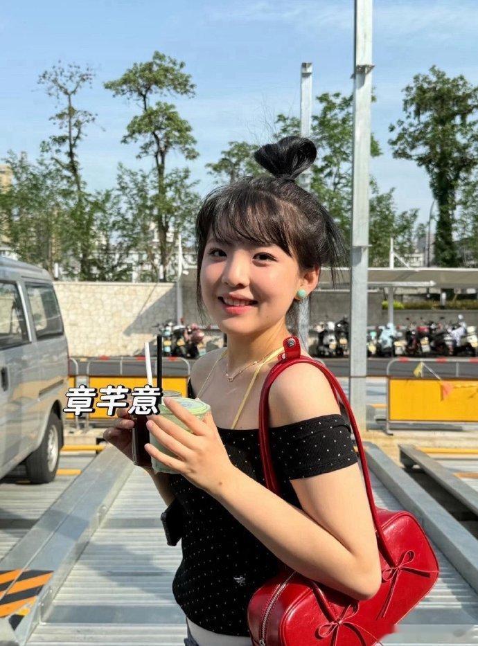 章家三姐妹，风格似章若楠。眉眼神情、穿搭气质，皆有模仿之态，那股韵味仿若一脉相承
