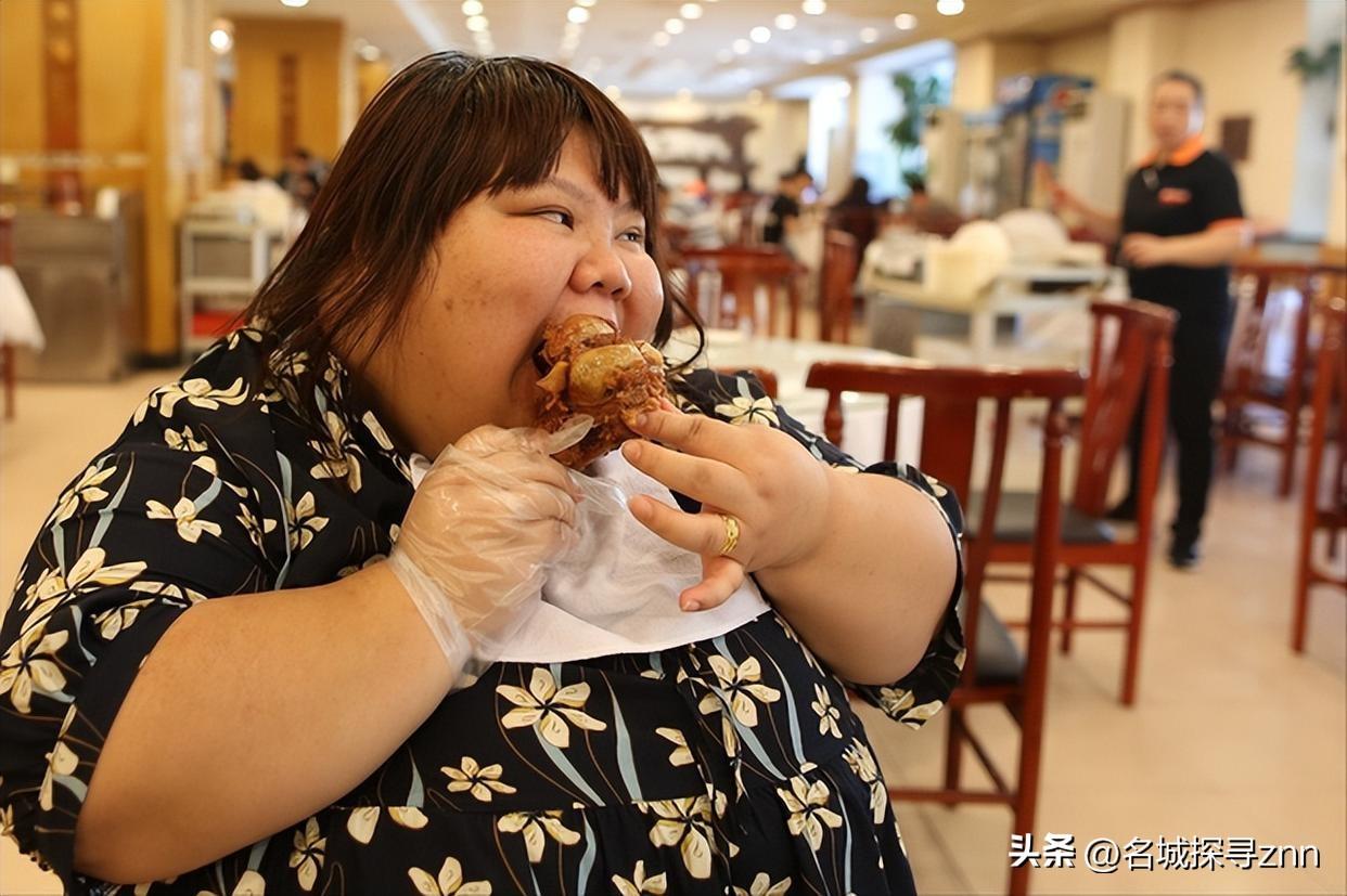 太寒心！某地一名女子嫌自己太胖，铁了心减肥，连续两个月三顿饭几乎只吃蔬菜、鱼肉和