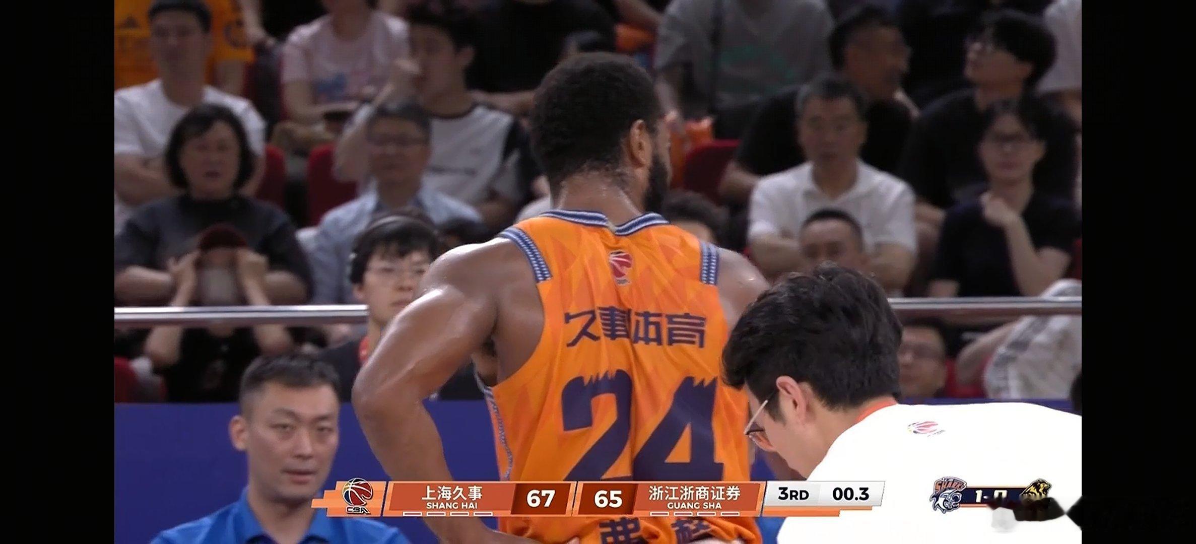 看着都疼。。上海男篮vs广厦男篮cba总决赛