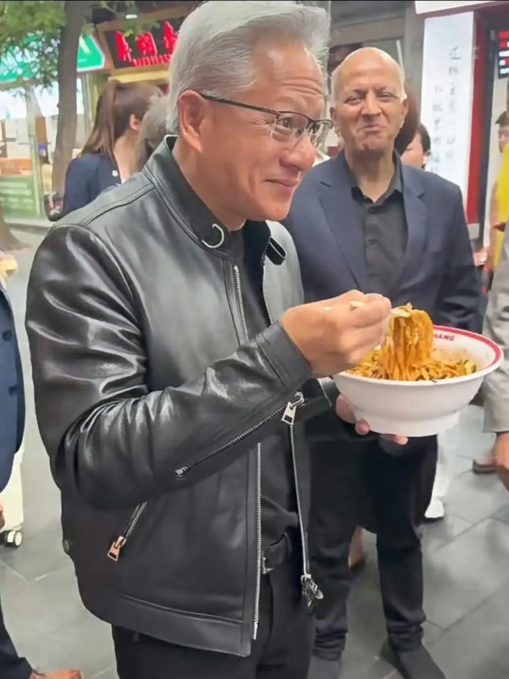 英伟达总裁黄仁勋中午没有局，去吃北京炸酱面了，换回了熟悉的皮衣，喝北京豆汁儿，受